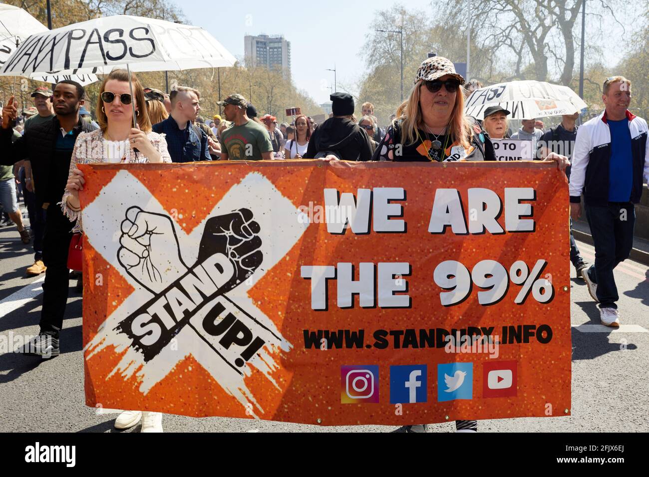 Londres, Royaume-Uni - 24 avril 2021 : des manifestants défilent dans le centre de Londres pour appeler à la levée de toutes les restrictions concernant les coronavirus. Banque D'Images