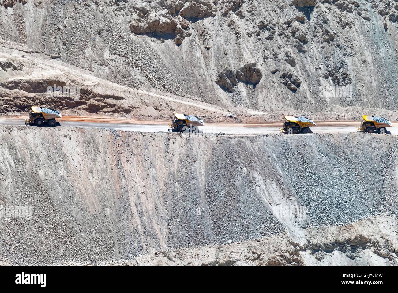 Gros camion de transport et machines travaillant à Chuquicamata, la plus grande mine de cuivre à ciel ouvert du monde, Calama, Chili Banque D'Images