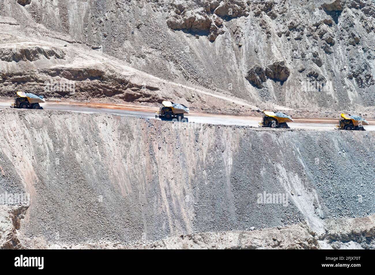 Gros camion de transport et machines travaillant à Chuquicamata, la plus grande mine de cuivre à ciel ouvert du monde, Calama, Chili Banque D'Images