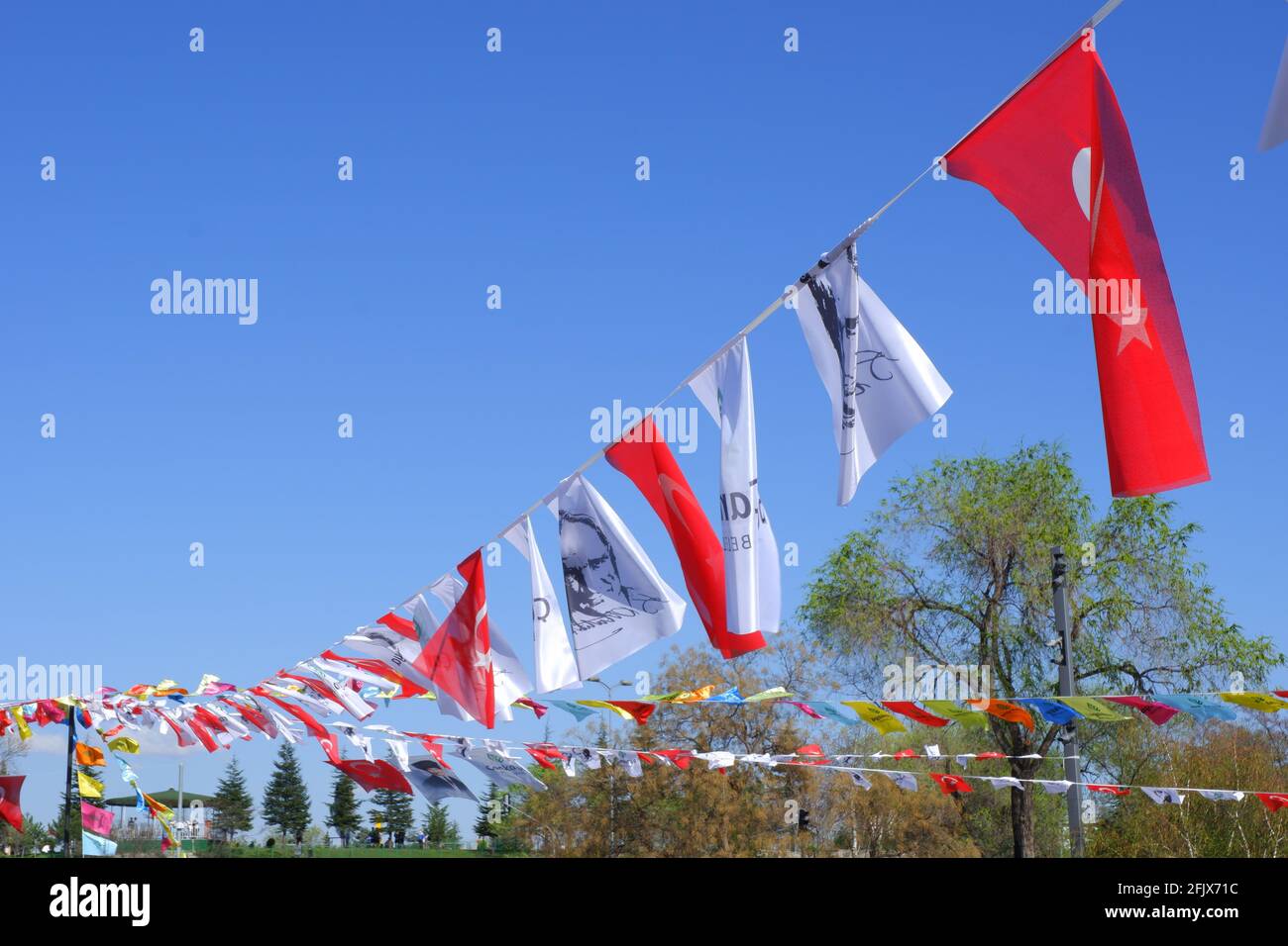 Drapeaux et bannières à Anitpark Cankaya/Ankara, décorés pour les fêtes nationales Banque D'Images