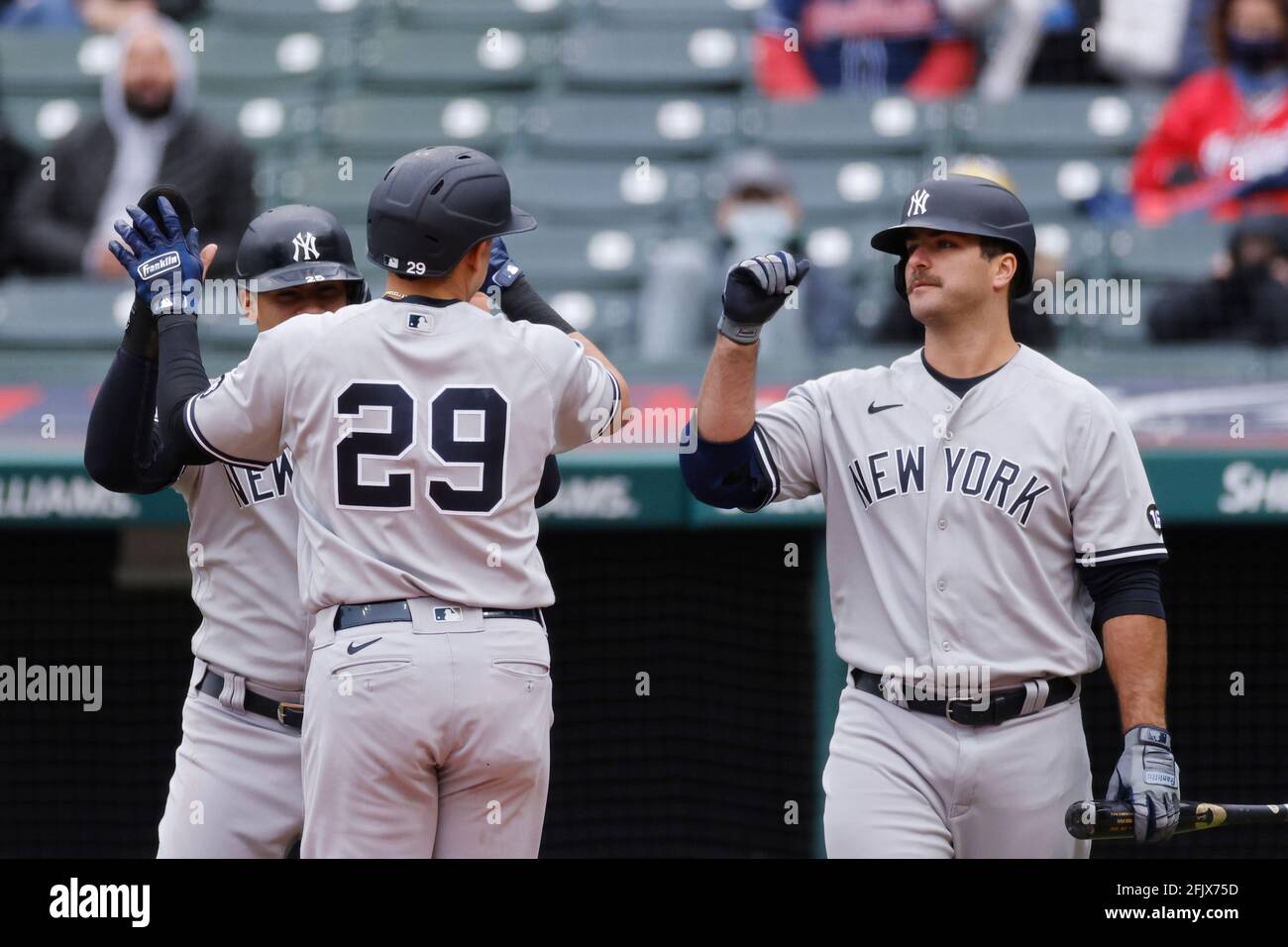 CLEVELAND, OH - 25 AVRIL : Gio Urshela (29) des New York Yankees fête avec Mike Ford (36) et Gleyber Torres (25) après avoir frappé une maison à deux tours Banque D'Images
