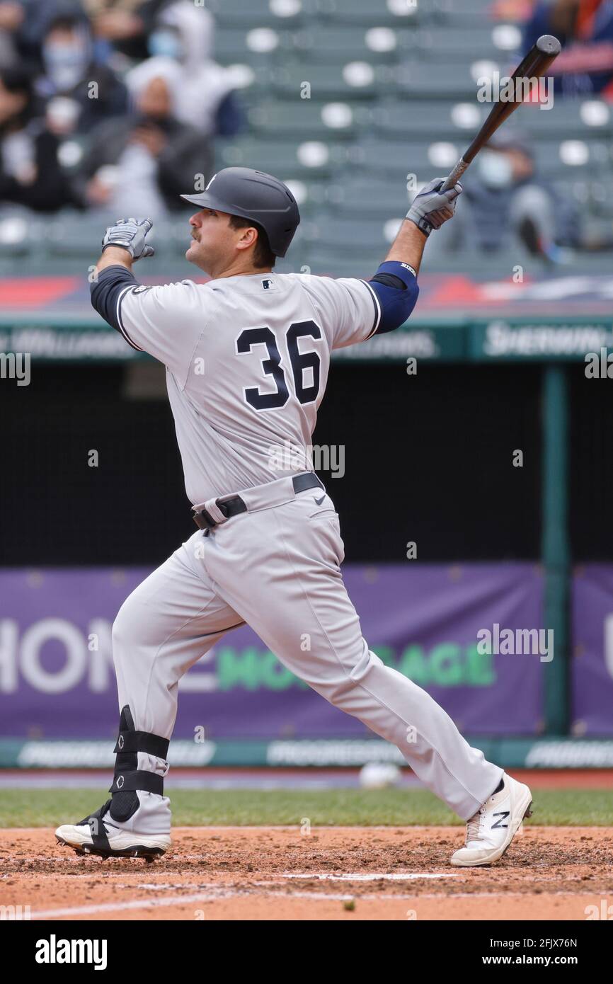 CLEVELAND, OH - 25 AVRIL : Mike Ford (36) des New York Yankees regarde après avoir frappé une course à domicile en solo sur le terrain de droite dans le quatrième repas d'un match Banque D'Images