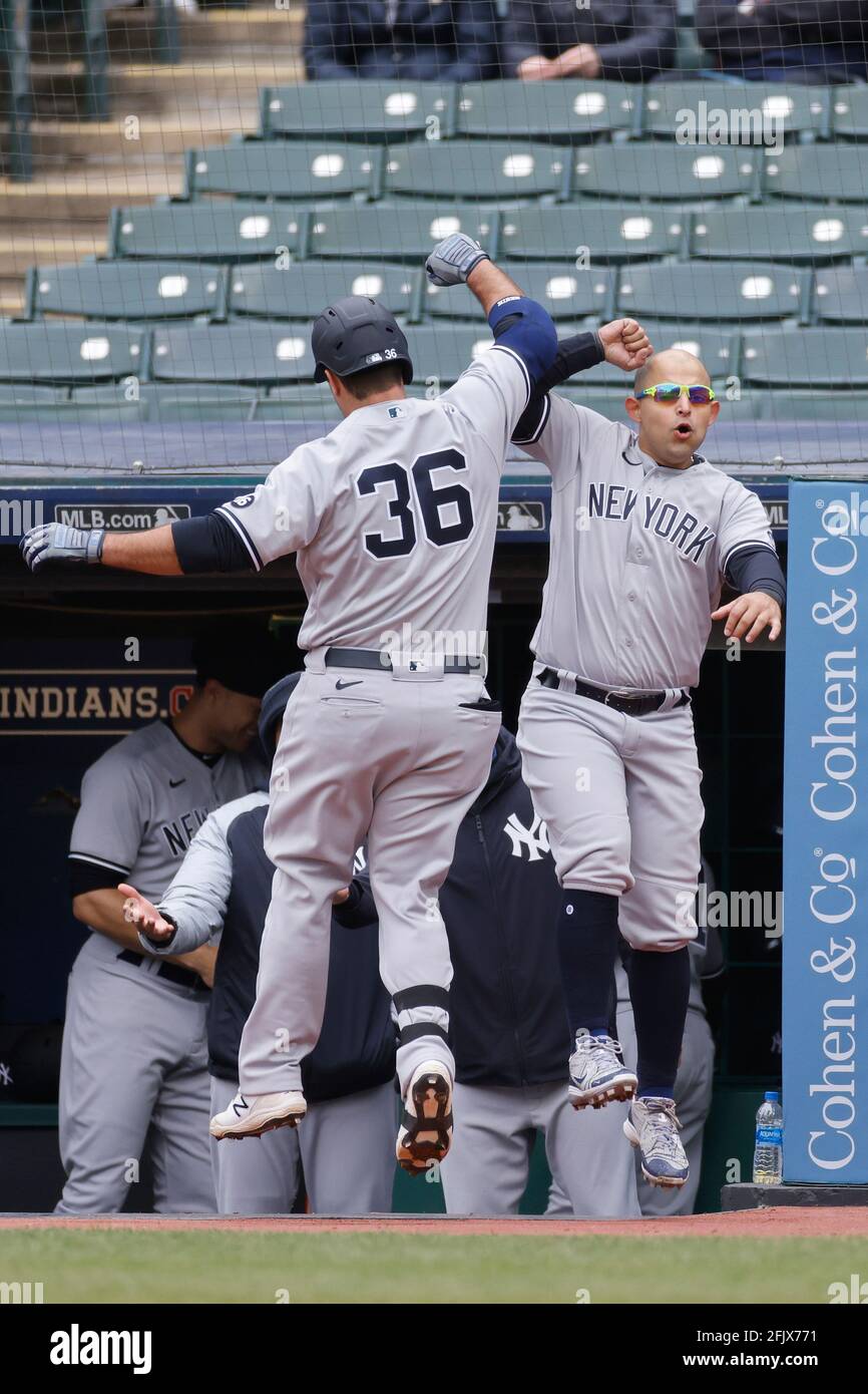 CLEVELAND, OH - 25 AVRIL : Mike Ford (36) des New York Yankees célèbre avec Rougned Odor (18) après avoir frappé une course à domicile solo sur le terrain droit dans le Banque D'Images