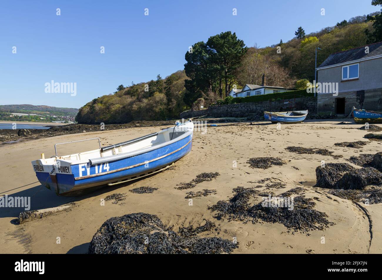 Rivage Conway nord du pays de Galles Grande-Bretagne plage de sable avec petite rangée bateau Banque D'Images