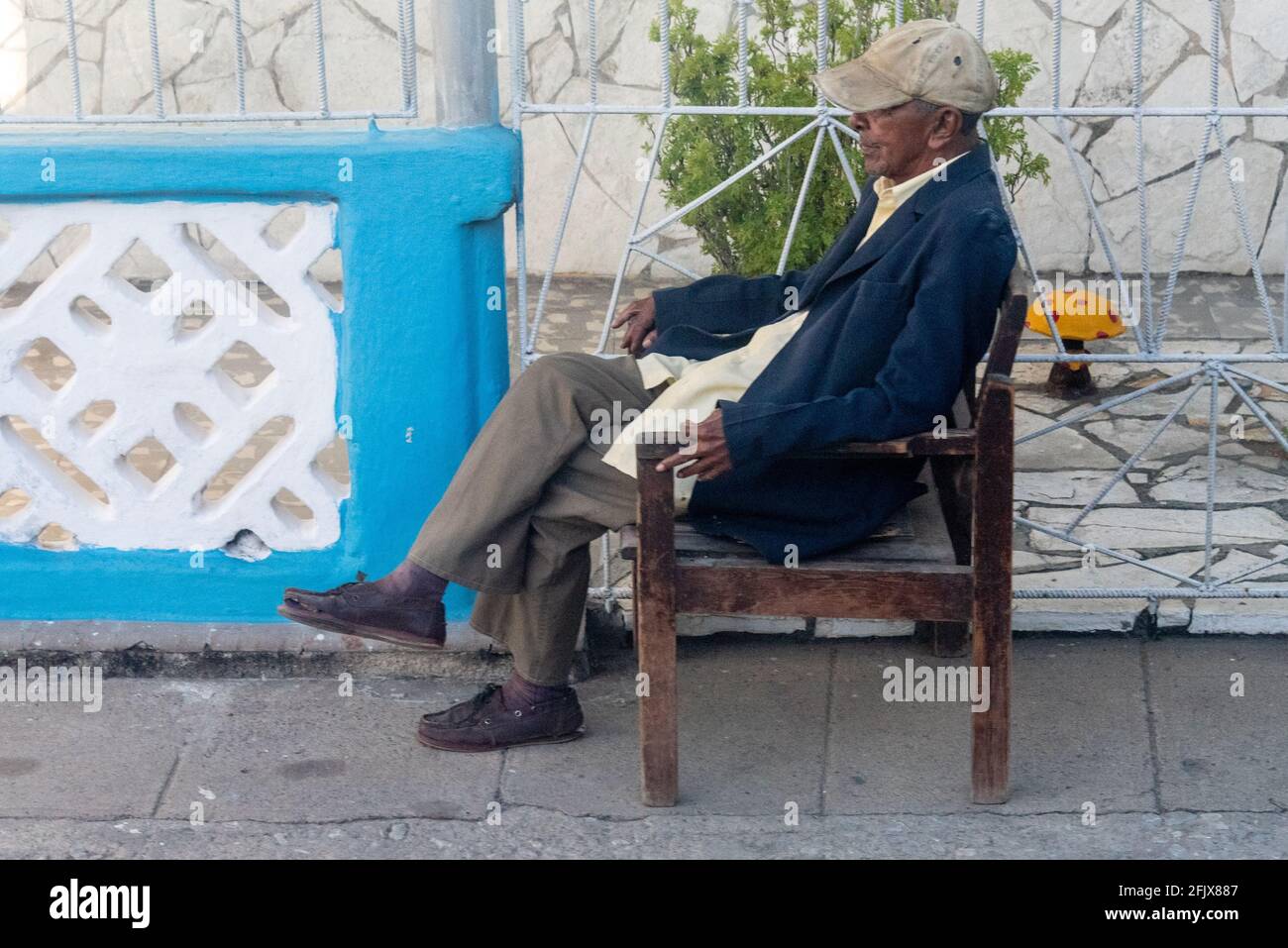 Senior afro Caribbean Cuban se reposant dans le trottoir Banque D'Images