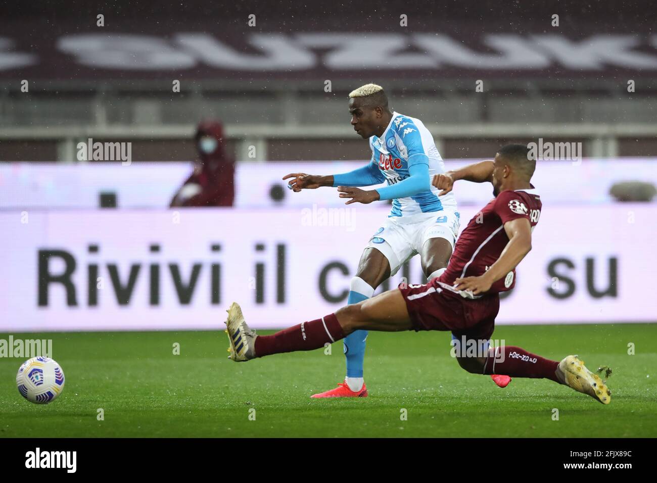 Turin, Italie, le 26 avril 2021. Victor Osimhen, de SSC Napoli, est défié Nicolas Nkoulou, du FC de Turin, alors qu'il tourne à but pendant le match de la série A au Stadio Grande Torino, Turin. Le crédit photo devrait se lire: Jonathan Moscrop / Sportimage Banque D'Images