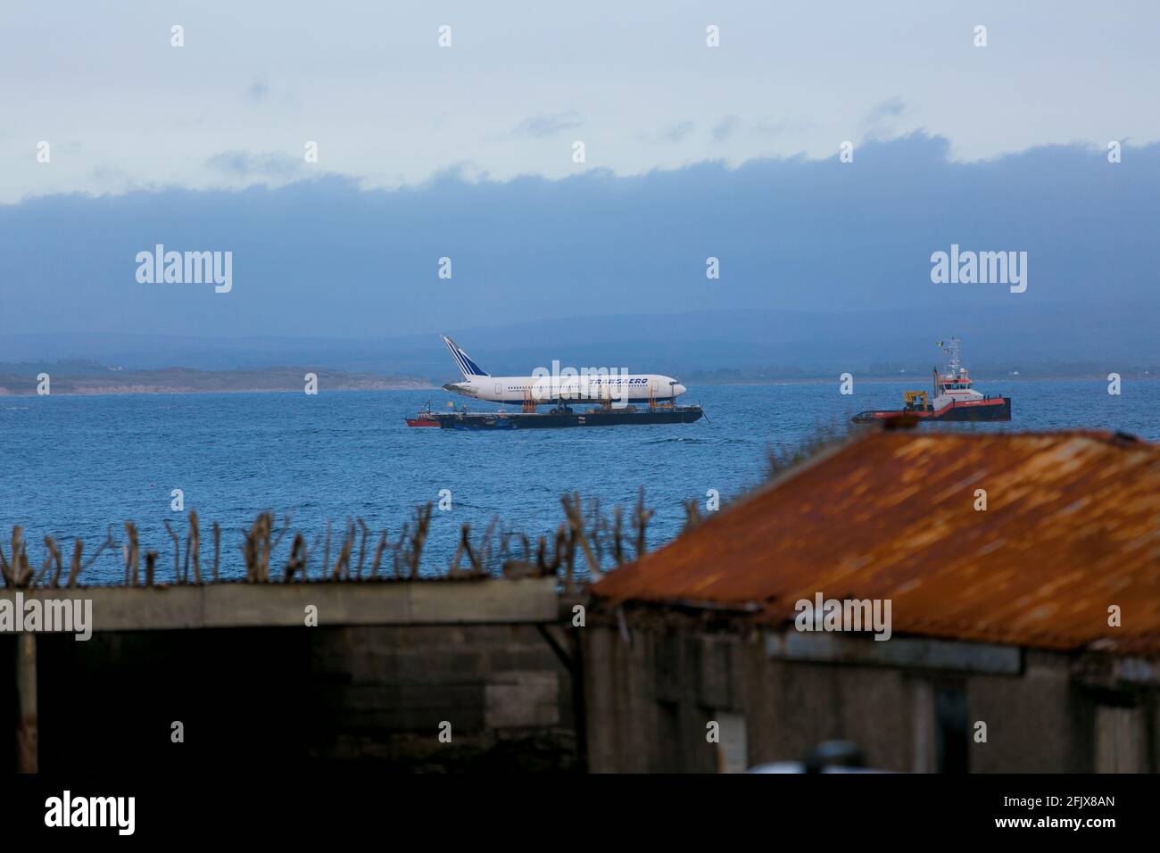 7.5.16. Un Boeing 767 russe assis sur une barge à Killala Bay Enniscrone Co. Sligo, Irlande. Photo Andy Newman Banque D'Images