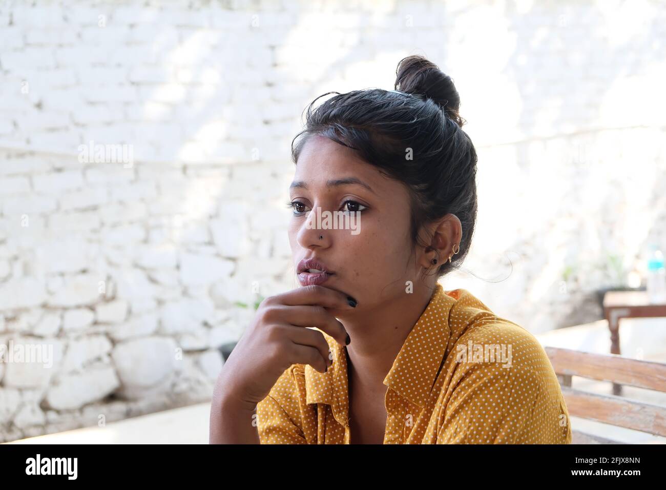 Gros plan d'une femme d'Asie du Sud avec un sérieux expression Banque D'Images