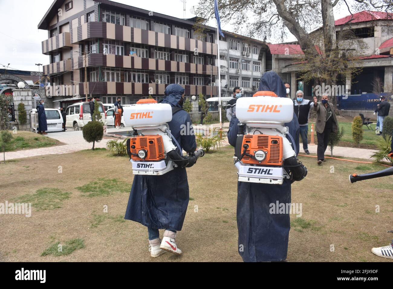 Srinagar, Jammu-et-cachemire Inde 07 août 2020. Kit portant des guerriers de première ligne assainissants les maisons de rue et les parties de la ville de srinagar. SMC Srinagar est Banque D'Images