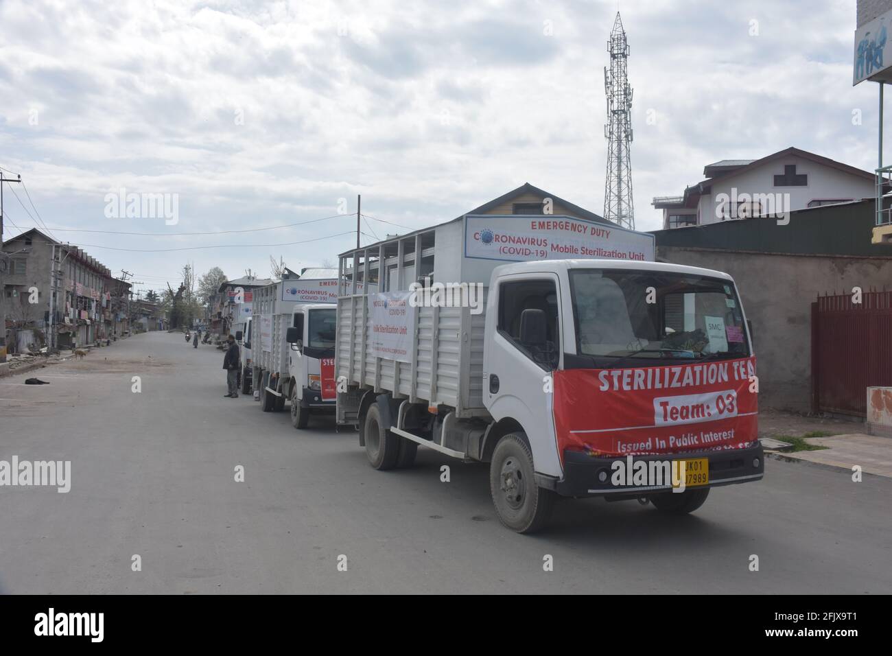 Srinagar, Jammu-et-cachemire Inde 07 août 2020. Kit portant des guerriers de première ligne assainissants les maisons de rue et les parties de la ville de srinagar. SMC Srinagar est Banque D'Images