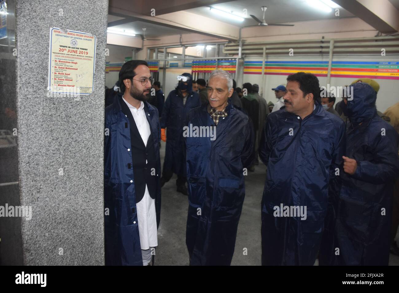 Srinagar, Jammu-et-cachemire Inde 07 août 2020. Blue kit portant des hommes faisant fumigation bâtiments intérieurs maisons complexes hôpitaux et écoles et du Banque D'Images