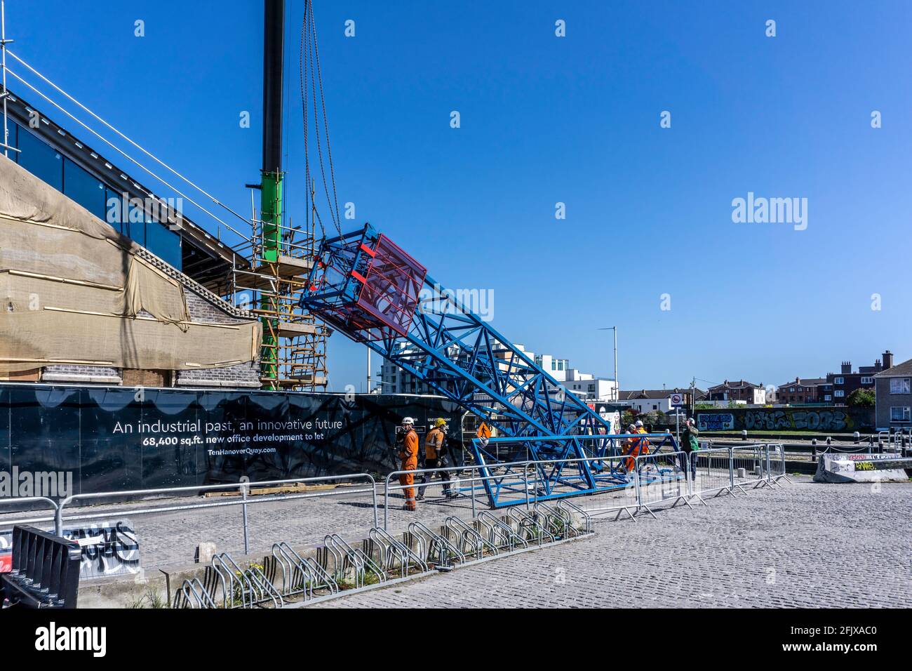 Les travailleurs qui manœuvrent de l'équipement sur un chantier de construction à Hanover Quay, à Dublin, en Irlande. Banque D'Images