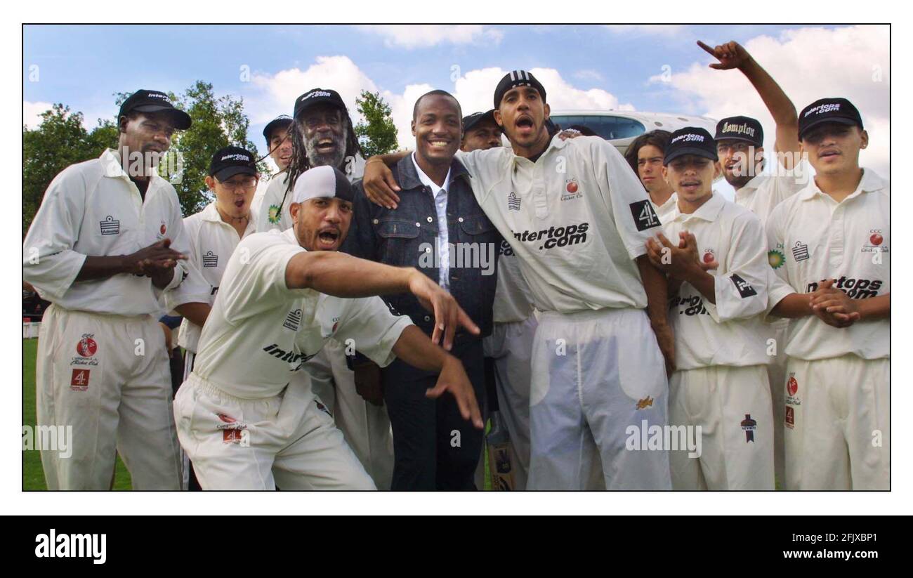 Brian Lara, le grand joueur de cricket, est reçu par des membres du Compton Cricket Club de Los Angeles avec leur version de cricket rap. Le club de cricket de Compton est composé des sans-abri et des anciens membres de gangs des rues de LA. Ils sont sur une tournée de l'U.K. pic David Sandison 28/8/2001 Banque D'Images