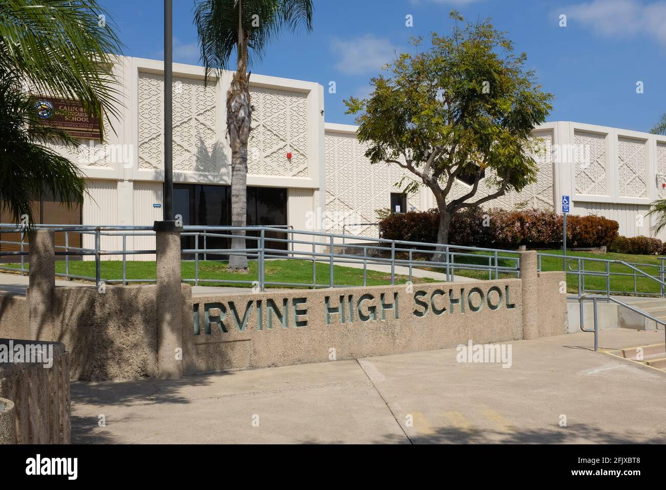 IRVINE, CALIFORNIE - 24 avril 2021 : panneau et buidlings à l'école secondaire d'Irvine. Banque D'Images