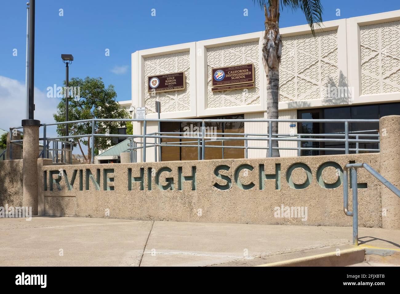 IRVINE, CALIFORNIE - 24 avril 2021 : panneau et buidlings à l'école secondaire d'Irvine. Banque D'Images