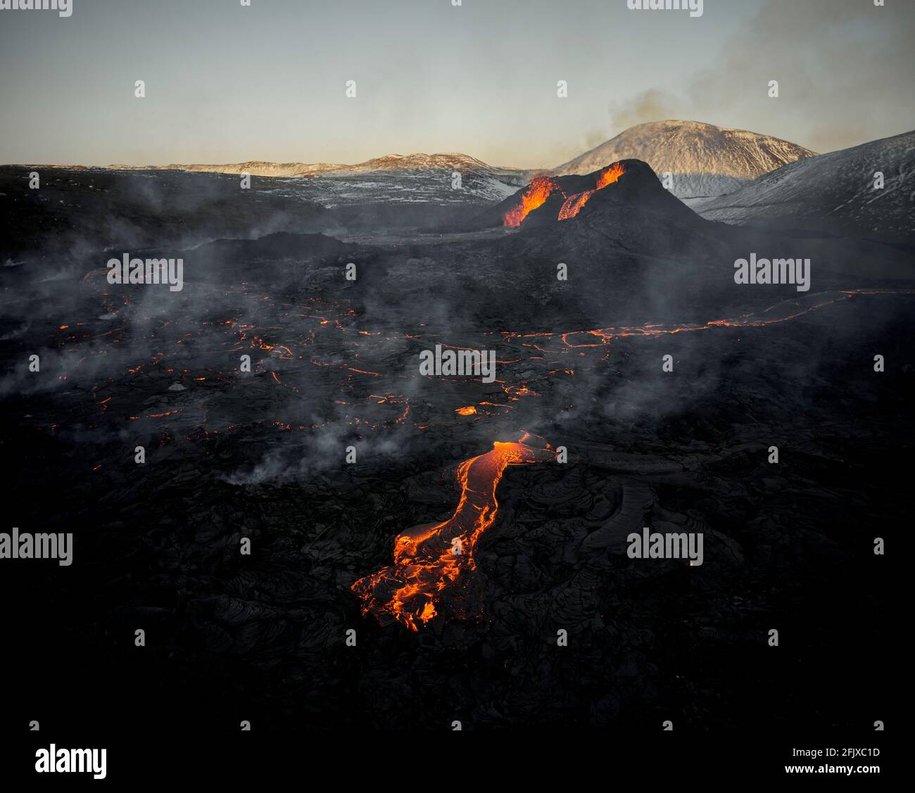Vue panoramique sur le volcan en éruption Banque D'Images