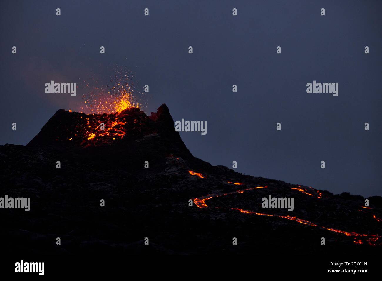 Éruption de montagne volcanique contre ciel nocturne Banque D'Images