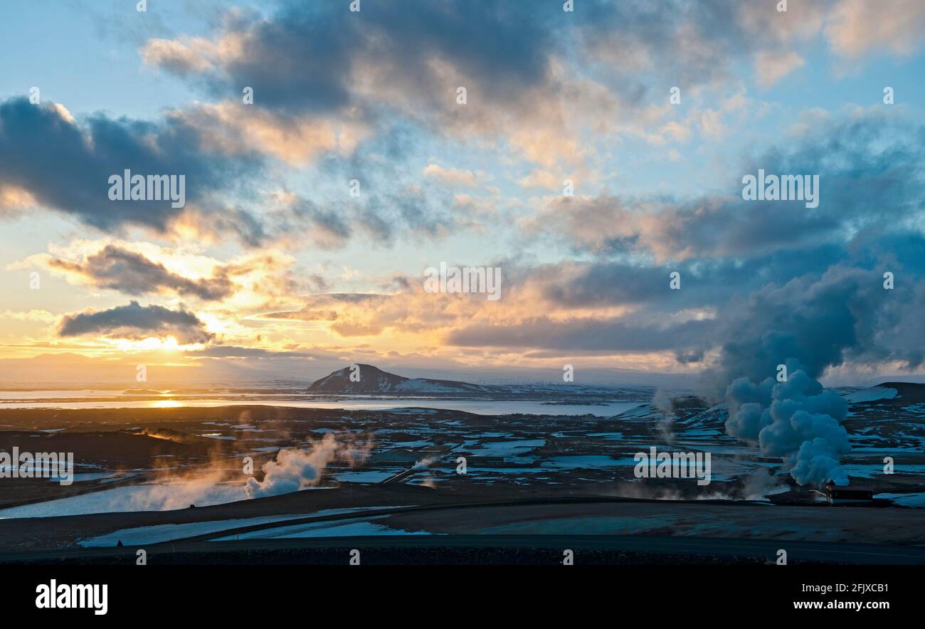 Coucher de soleil sur le célèbre lac Myvatn en hiver Banque D'Images