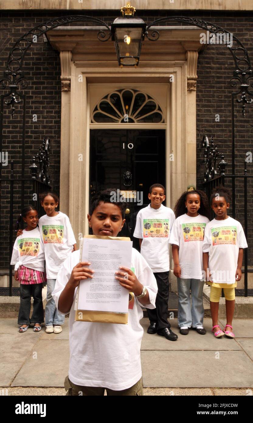 Gabriel Kassayie, 9 ans, remet une pétition à 10 Downing Street demandant au gouvernement britannique de renvoyer les antiqiuties éthiopiennes, actuellement détenues dans les musées britanniques, en Éthiopie pour le millénaire éthiopien. pic David Sandison 17/6/2007 Banque D'Images