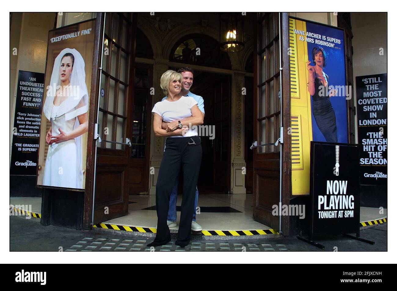 Linda Gray, actrice américaine et star de Dallas, fera ses débuts sur la scène du West End avec Mme Robinson au Graduate et David Nicolle faisant également ses débuts sur le West End avec Benjamin au Gielgud Theatre de Londres.pic David Sandison 11/9/2001 Banque D'Images