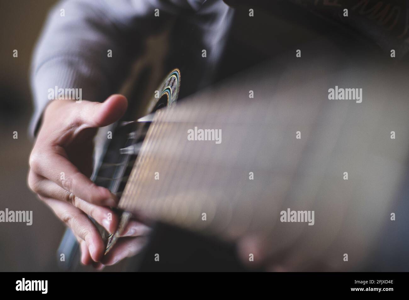 Un garçon joue de la guitare acoustique Banque D'Images