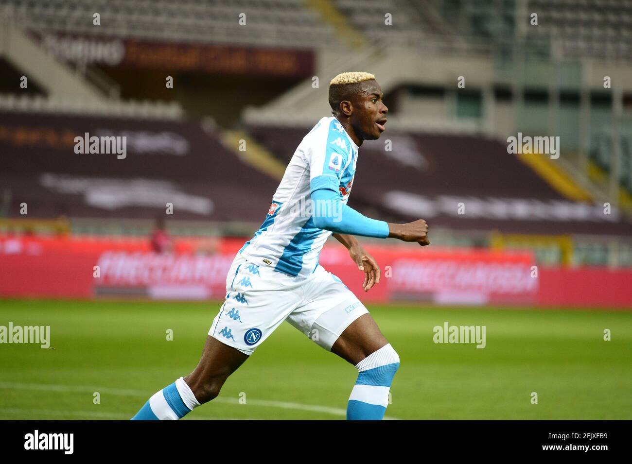 Turin, Italie. 26 avril 2021. Victor Osimhen de la SSC Napoli pendant la série UN match de football entre le FC de Turin et la SSC Napoli. Les stades sportifs autour de l'Italie restent soumis à des restrictions strictes en raison de la pandémie du coronavirus, car les lois de distanciation sociale du gouvernement interdisent aux fans à l'intérieur des lieux, ce qui entraîne le jeu derrière des portes fermées. (Photo par Alberto Gandolfo/Pacific Press) crédit: Pacific Press Media production Corp./Alay Live News Banque D'Images