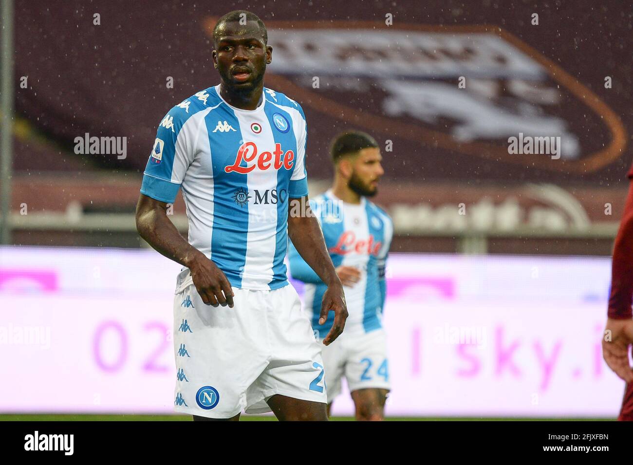 Turin, Italie. 26 avril 2021. Kalidou Koulibaly de la SSC Napoli pendant la série UN match de football entre le FC Torino et la SSC Napoli. Les stades sportifs autour de l'Italie restent soumis à des restrictions strictes en raison de la pandémie du coronavirus, car les lois de distanciation sociale du gouvernement interdisent aux fans à l'intérieur des lieux, ce qui entraîne le jeu derrière des portes fermées. (Photo par Alberto Gandolfo/Pacific Press) crédit: Pacific Press Media production Corp./Alay Live News Banque D'Images