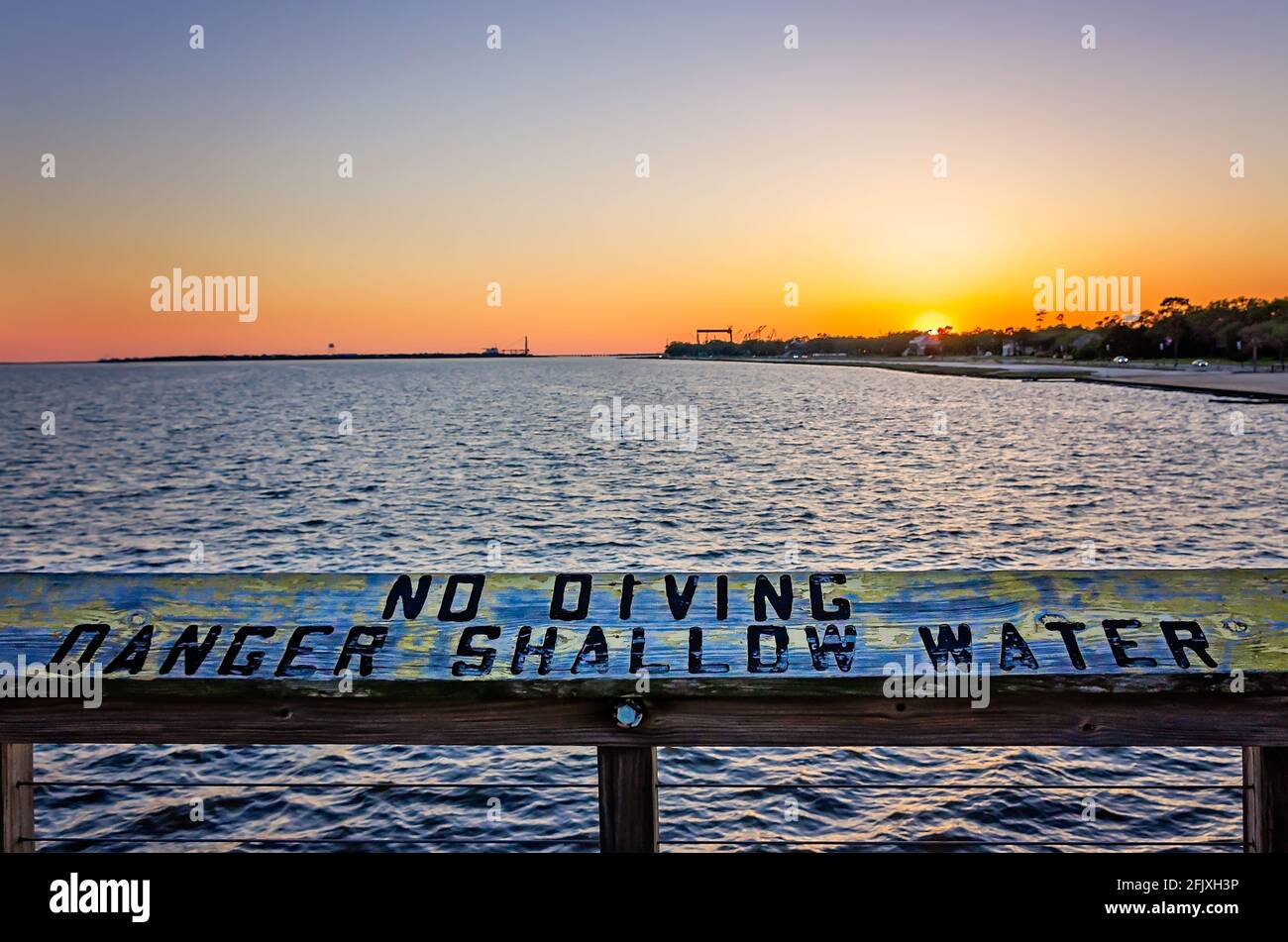 Un panneau « pas de plongée » avertit de la présence d'eau peu profonde à la jetée de Pascagoula, le 25 avril 2021, à Pascagoula, Mississippi. La jetée en bois est située à Beach Park. Banque D'Images