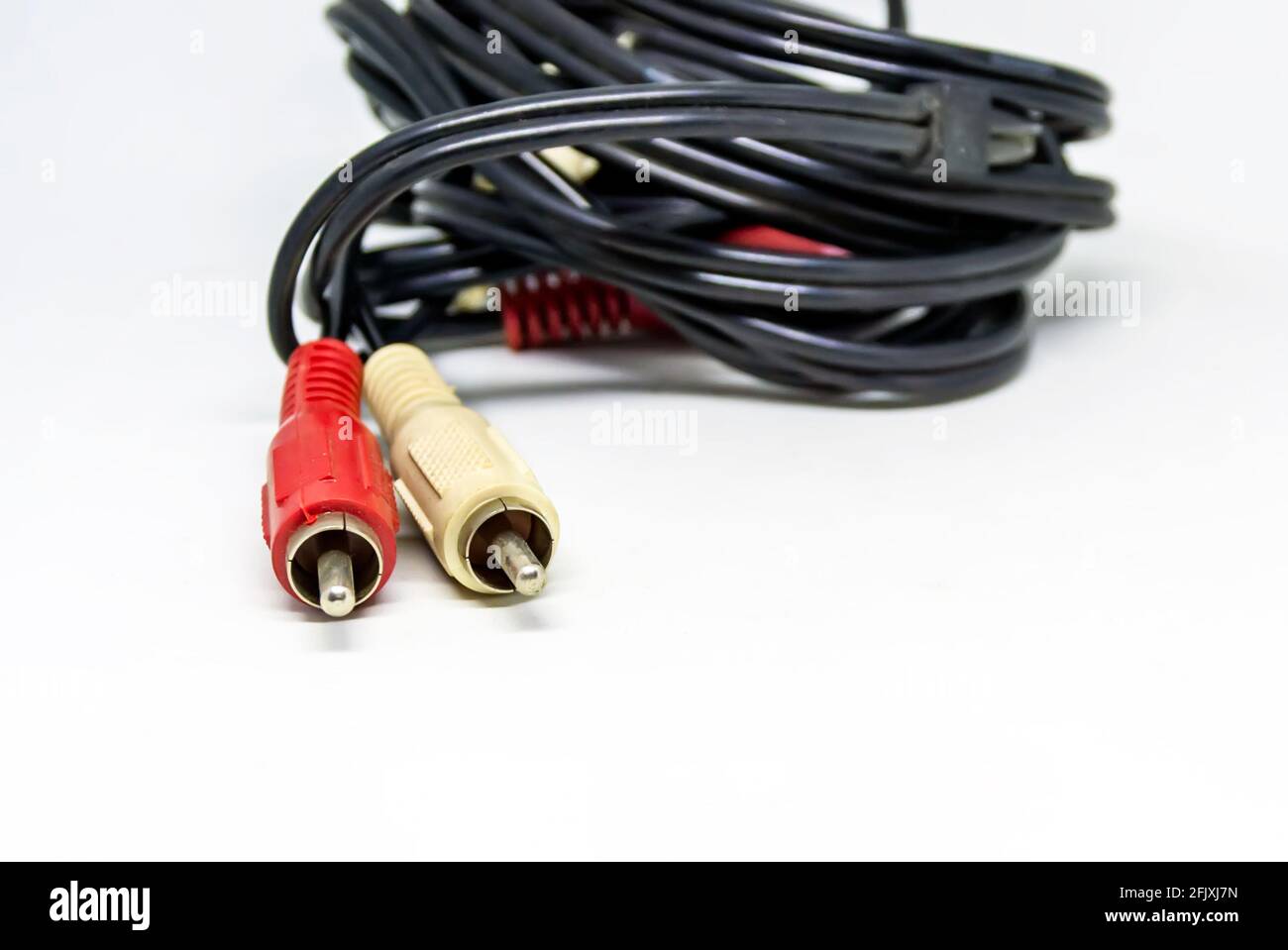 Deux fiches RCA audio rouges et blanches isolées sur un fond blanc. Technologie analogique. Couramment utilisé pour transporter des signaux audio et vidéo Banque D'Images