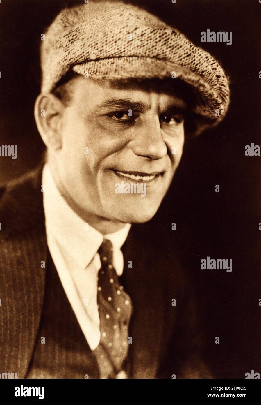 Années 1920 , États-Unis : : L'acteur écran silencieux LON CHANEY ( 1883 - 1930 ) Roi des films d'horreur - CINÉMA MUTO - portrait - ritrato - chapeau - cappello - sourire - sorriso - cravatta a poi - polkadots - polka-dot tie - FILM dell' ORRORE - l'uomo dai mille volti --- Archivio GBB Banque D'Images