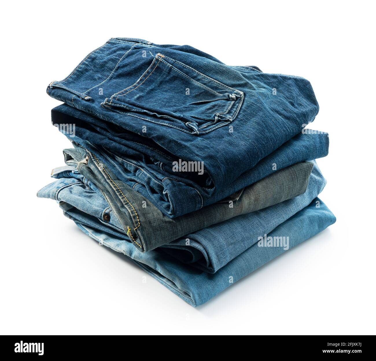 Une paire de jeans bleus de différentes couleurs, pliés et empilés sur un  fond blanc Photo Stock - Alamy