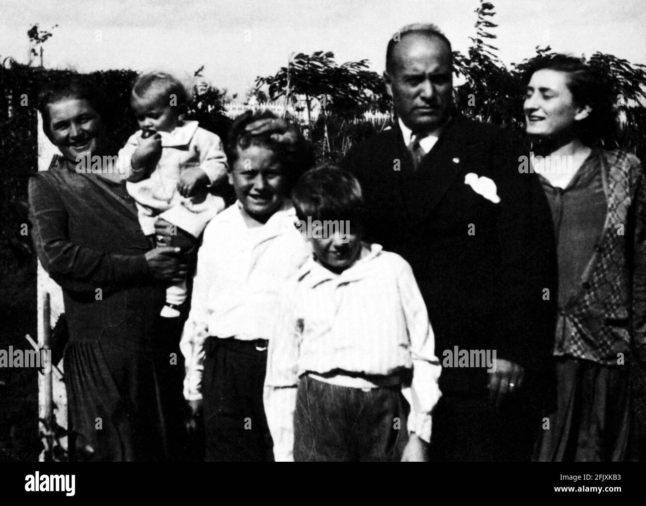 1928 , ITALIE : le dictateur fasciste italien BENITO MUSSOLINI avec sa famille. L'épouse RACHELE et les fils : ROMANO , VITTORIO , BRUNO et EDDA Ciano - FASCISMO - FASCISME - FASCISTA - FASCISTE - Seconde Guerre mondiale - Seconde Guerre mondiale - Seconde GUERRE MONDIALE - GUERRA MONDIALE - famiglia - marito e moglie - figli --- Archivio GBB Banque D'Images