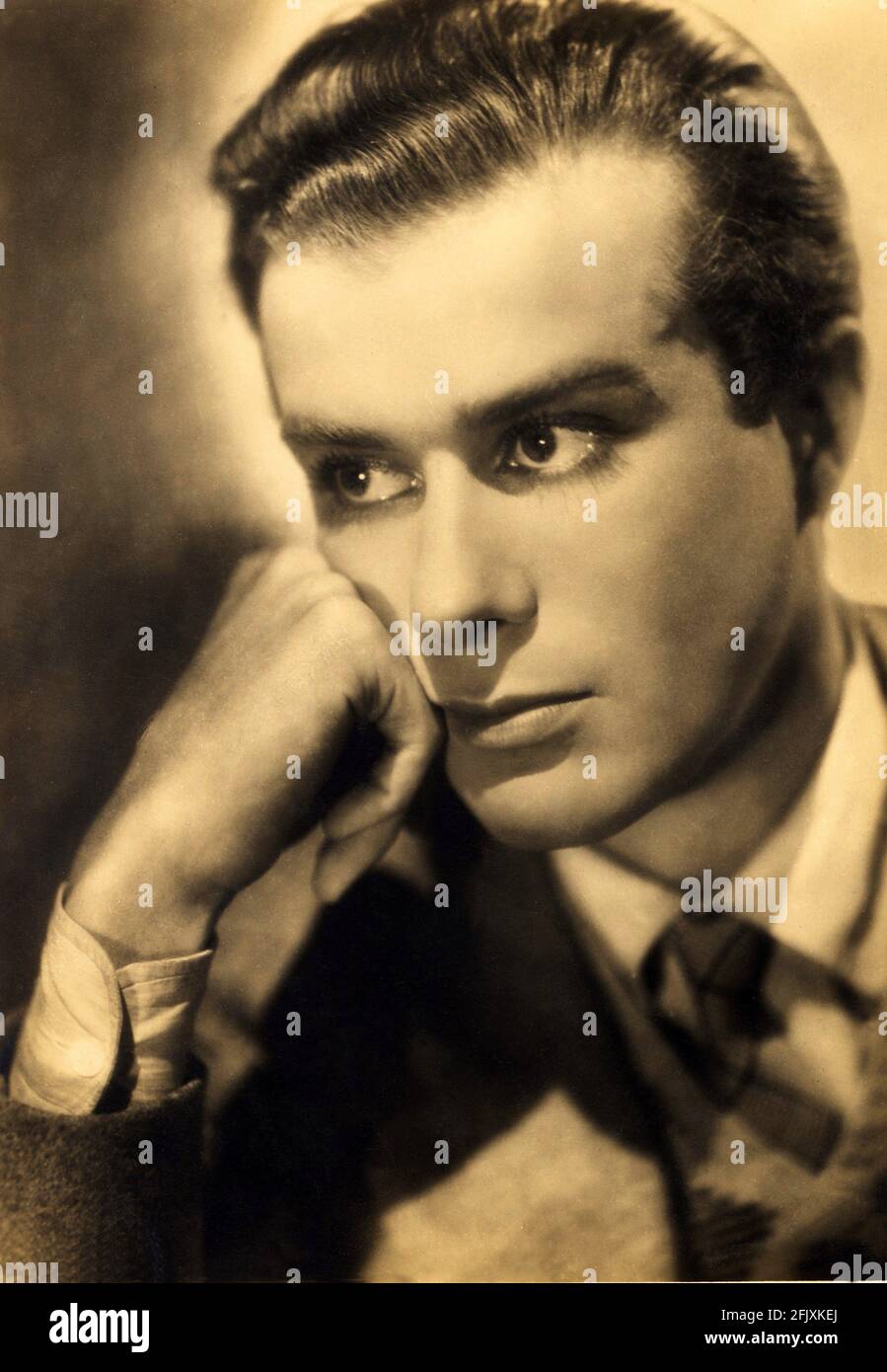 1942 CA., ITALIE : l'acteur italien MASSIMO SERATO ( 1916 - 1889 ) - ATTORE  - CINÉMA - TELEFONI BIANCHI - mani - mano - main - mains - FASCISMO - ANNI  '40 - années 1940 - cravate - cravatta - collier - colletto ---- Archivio  GBB Photo Stock - Alamy