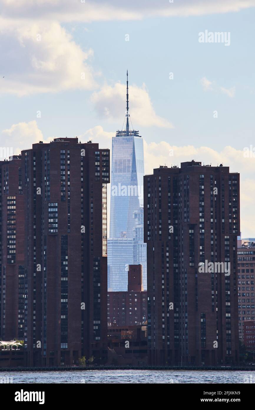 Vue sur le World Trade Center de Downton Manhattan depuis le front de mer de Queens à travers les bâtiments de la ville de Stuyvesant Banque D'Images