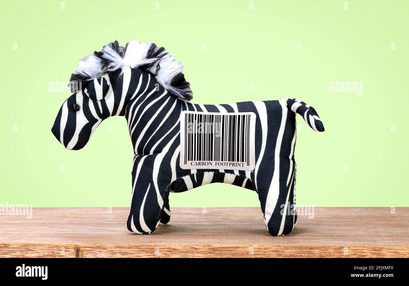 Jouet Zebra avec étiquette code à barres à empreinte carbone, étiquette de durabilité de l'impact environnemental sur les produits Banque D'Images