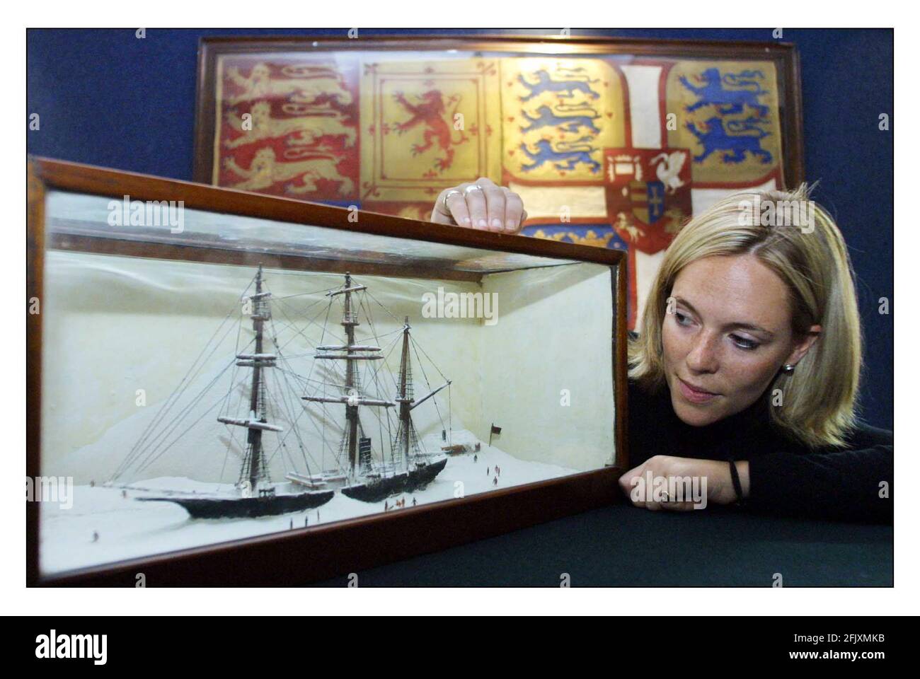 Christies vente de la collection Neil Silverman, la plus grande collection de littérature antartique, Art et artefacts en septembre 2002 Tracie Buik et Diarama de la découverte est 3-4000 et en arrière-plan la grande norme de soie peinte de la reine Alexandra présentée à Shackleton à bord de l'Endurance en 1914. est 100 000-150 000 pic David Sandison 6/8/2002 Banque D'Images