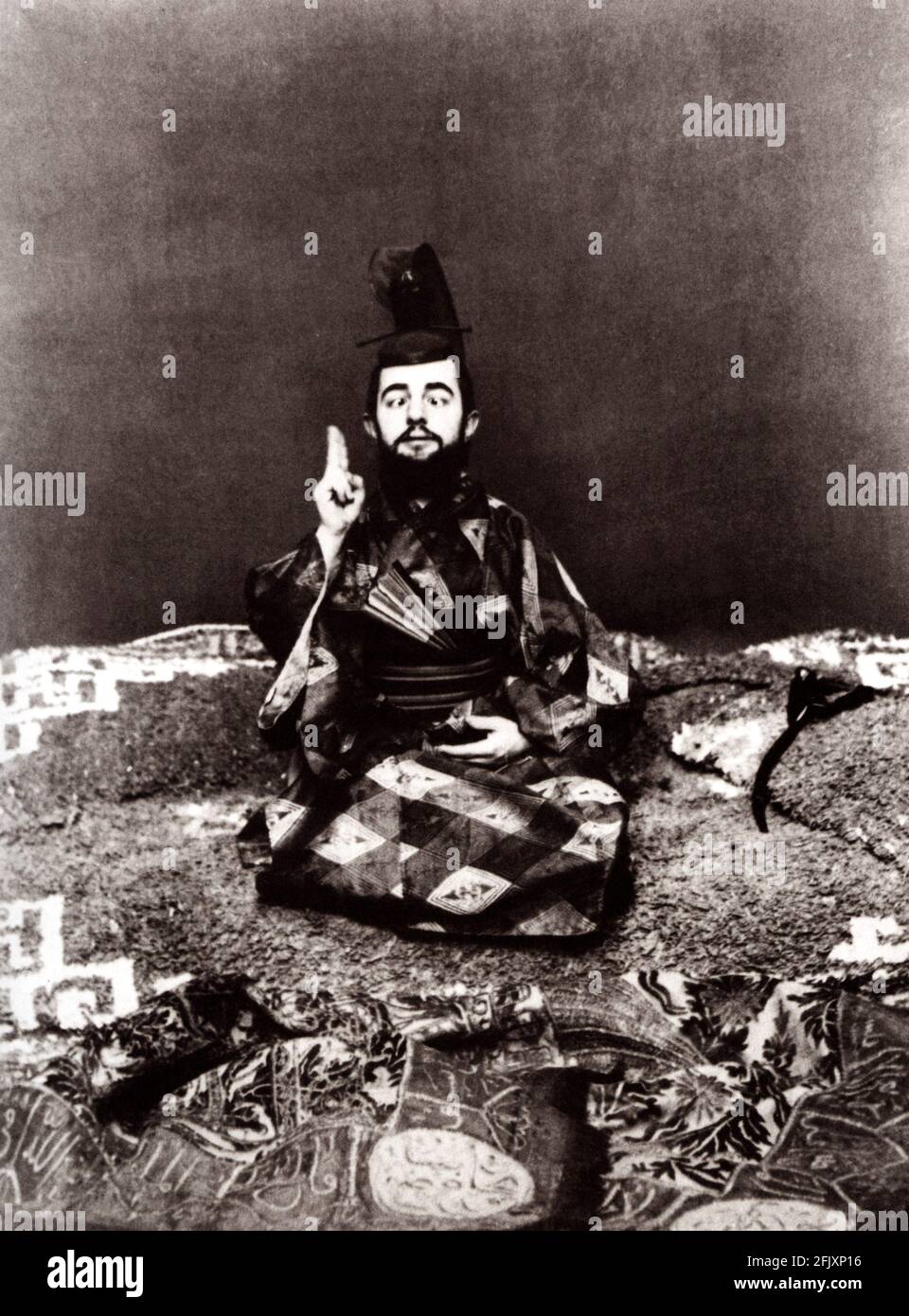 1892 ca : le célèbre peintre français Henry de TOULOUSE LAUTREC ( 1864 - 1901 ) en costume japonais - PITTORE - ARTE - ART - artiste - artista - TOULOUSE-LAUTREC ( 1864 - 1901 )IMPRESSIONISTA - IMPRESSIONISMO - IMPRESSIONNISTE - BELLE EPOQUE - Moulin Rouge - Paris - Parigi - nano - nain - cappello - chapeau - barba - barbe - strabico - strabismo - occhi strai - orientale - orientalisme - orientalista - bicentralismo - orientalisme - bachigi - moustache ---- Archivio GBB Banque D'Images