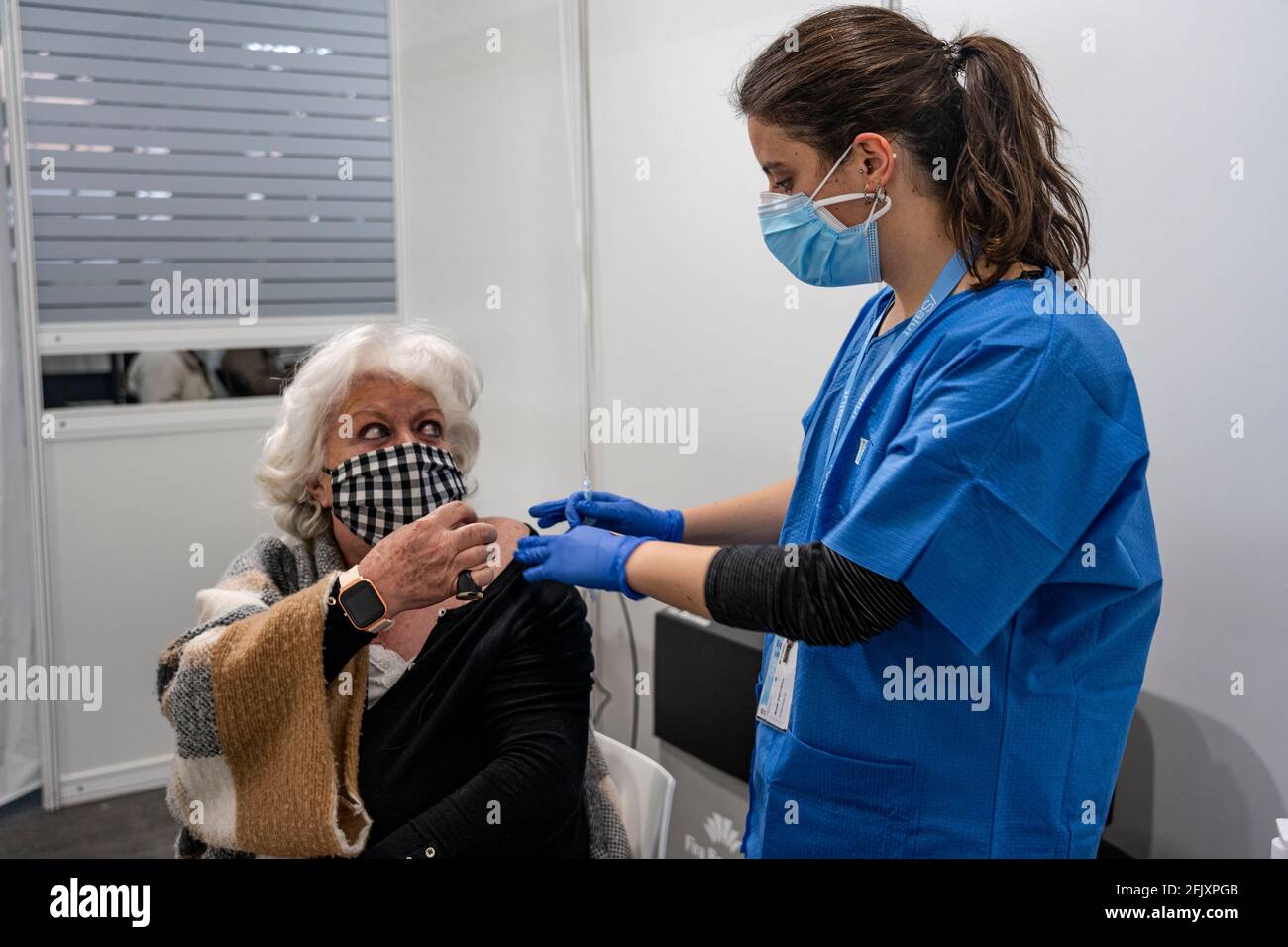 Barcelone, Espagne. 26 avril 2021. Une femme reçoit la vaccination à la Fira de Barcelona, en Espagne, le 26 avril 2021. La Fira de Barcelona a ouvert ce lundi comme principal espace de vaccination contre le COVID-19 en Catalogne. Crédit : Joan Gosa/Xinhua/Alay Live News Banque D'Images
