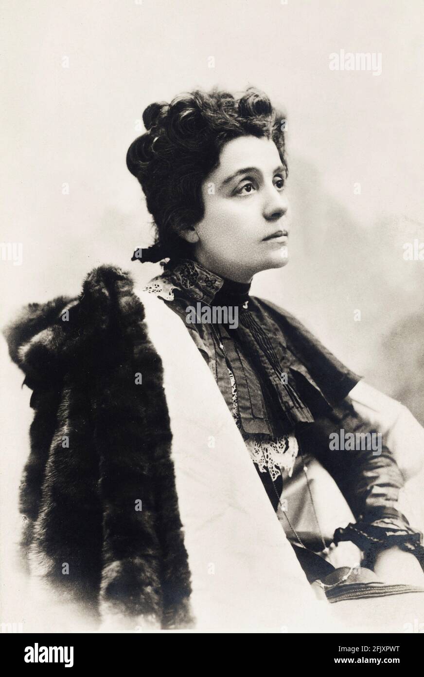 1890 CA., ITALIE : la célèbre actrice dramatique italienne ELEONORA DUSE ( 1858 - 1924 ) , Amant du poète Gabriele d'ANNUNZIO - THÉÂTRE - TEATRO - DRAME - art - portrait - ritratto - d'ANNUNZIO - chignon - pelliccia - visone - manteau de vison - fourrure - pizzo - dentelle - Colletto - collier --- Archivio GBB Banque D'Images