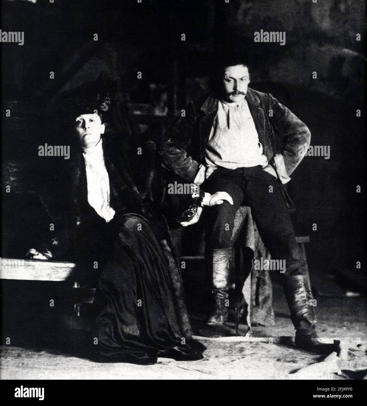 1910 CA., ITALIE : la plus célèbre actrice italienne ELEONORA DUSE ( 1858 - 1924 ) dans l' ALBERGO DEI POVERI par Maksim Gor'kij . Fomous amant du poète GABRIELE d'ANNUNZIO - THÉÂTRE - TEATRO - DANUNZIO - d'ANNUNZIO - divina - atrice teatrale - chapeau - cappello - fourrure - pelliccia - GORKY - GORKIJ --- Archivio GBB Banque D'Images