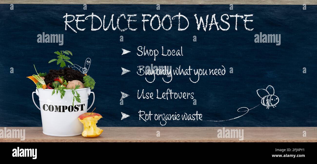 Réduire le texte des déchets alimentaires, les moyens de réduire les déchets alimentaires inscrits sur le tableau à craie avec bac à compost, la vie durable et zéro déchet Banque D'Images