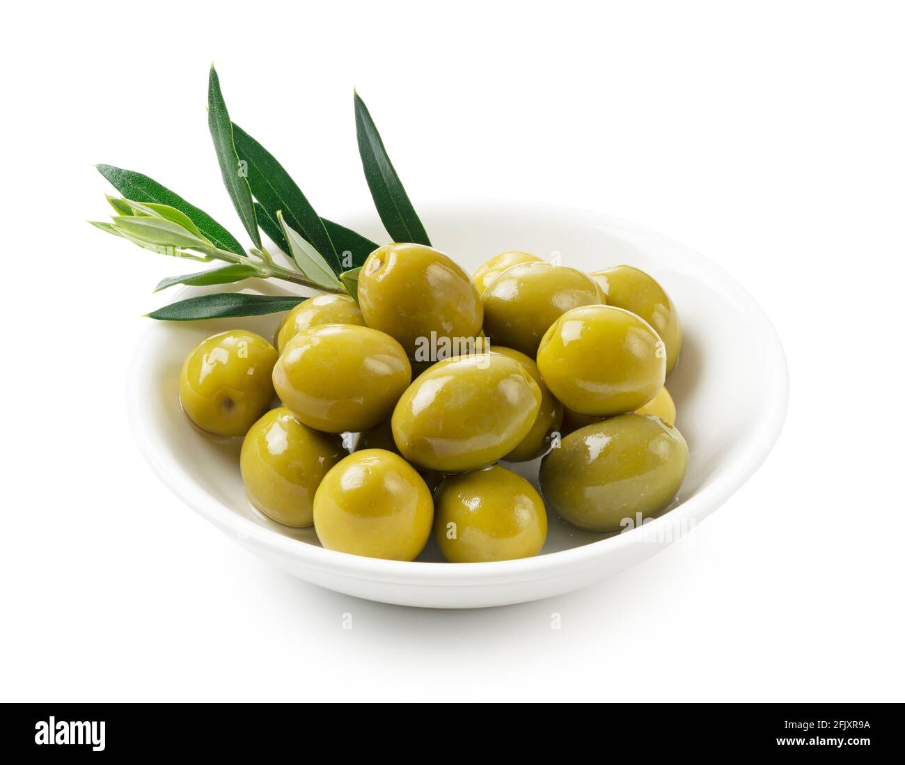 Olives salées et branches d'olive placées sur un fond blanc Banque D'Images