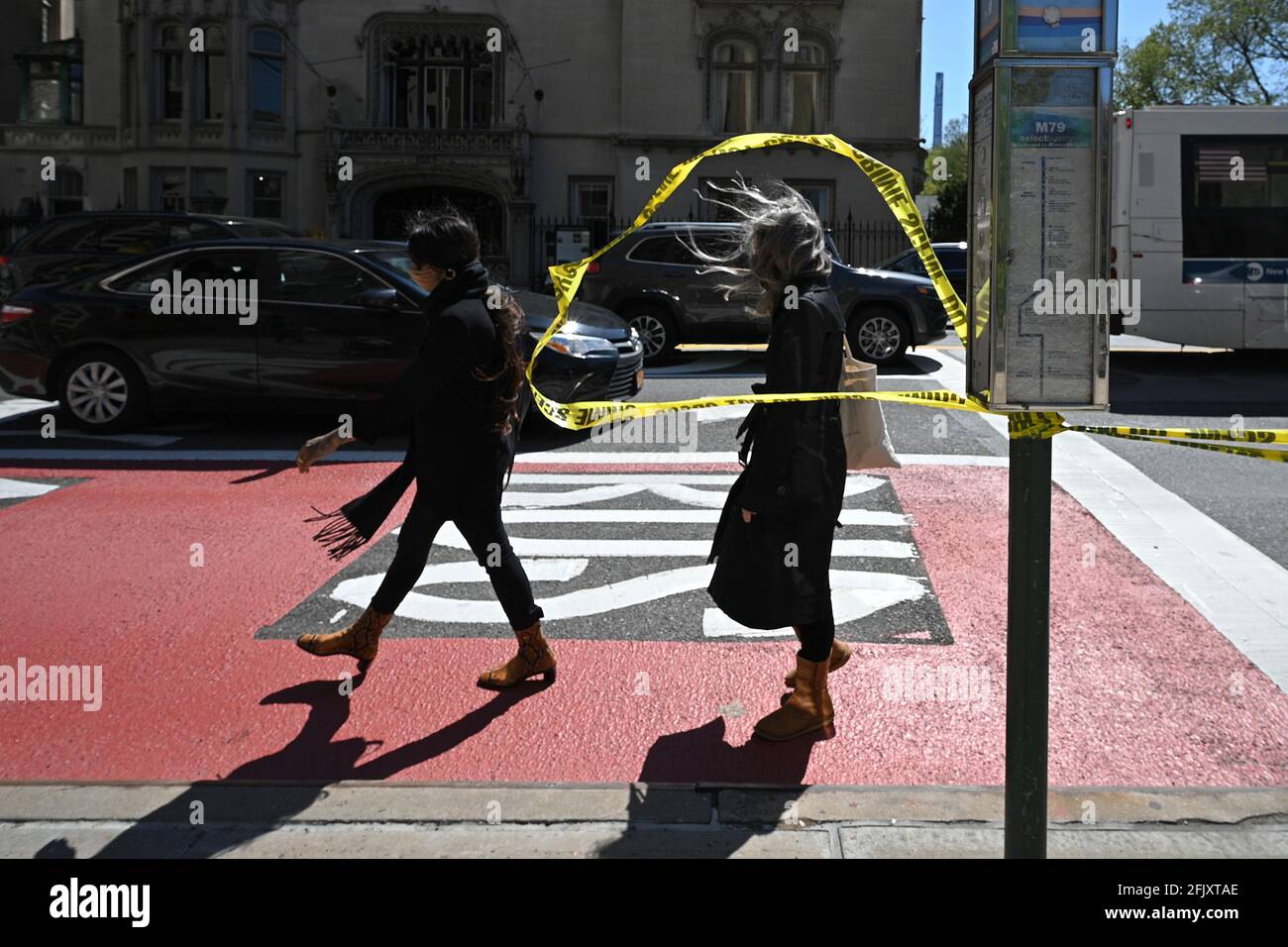 New York, États-Unis. 26 avril 2021. Les gens marchent devant la bande de police jaune au coin de la 5e Avenue et de la 79e rue, mis en place après qu'un colis suspect a été signalé près de l'entrée du Metropolitan Museum of Art à quelques pâtés de maisons, New York, NY, le 26 avril 2021. Les rues ont été rouvertes après que l'équipe de la bombe du NYPD ait déclaré le tout clair après avoir inspecté ce qui s'est avéré être une simple valise. (Photo par Anthony Behar/Sipa USA) crédit: SIPA USA/Alay Live News Banque D'Images