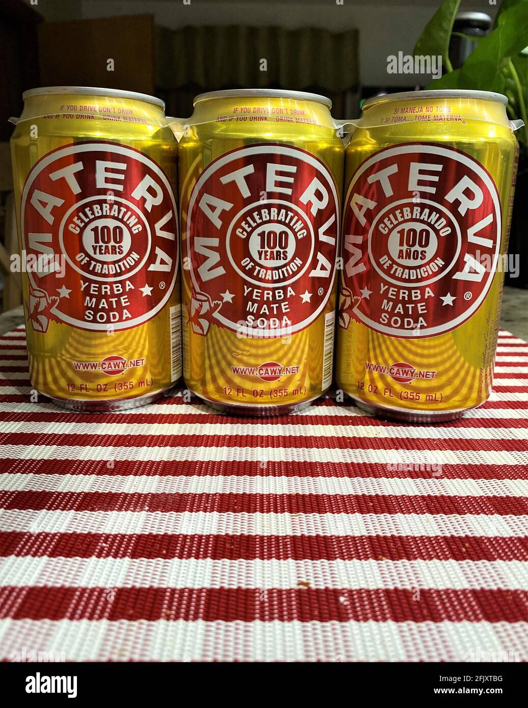 Un paquet de six boissons gazeuses cubaines appelé Materva. Une boisson sans alcool à base de maté. Elle est produite à Miami depuis les années 1960 par Cawy Bottling Company. Banque D'Images