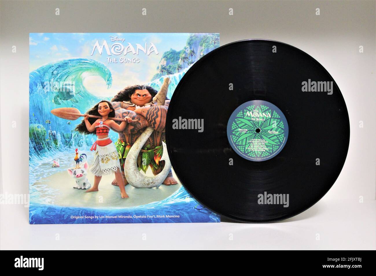 Disney's Moana The Songs, LP Vinyl record se tenant sur fond blanc Banque D'Images