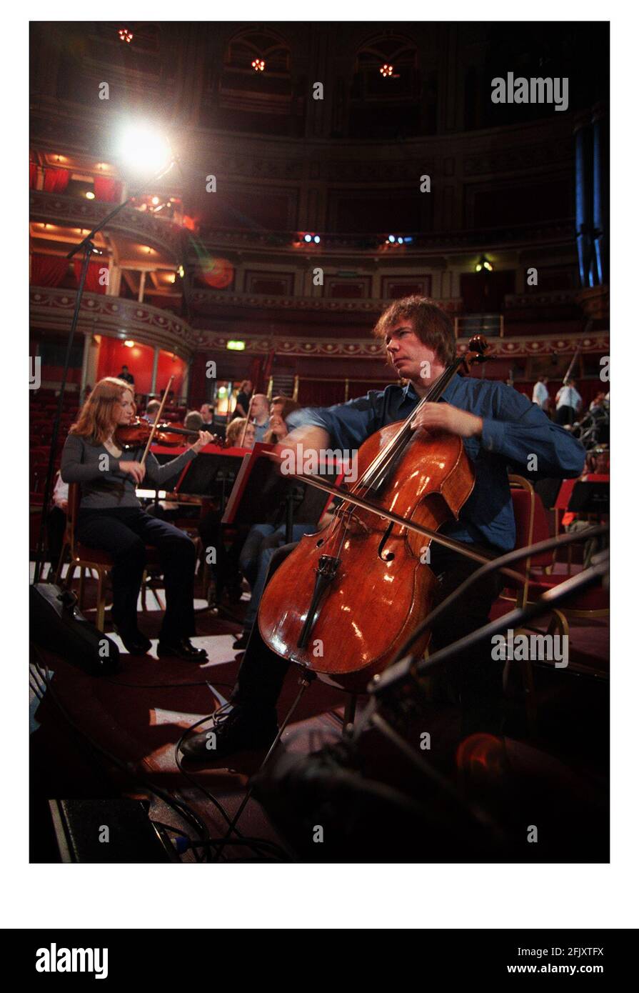 Julian Lloyd Webber avril 2000Julian Lloyd Webber revient sur la scène du concert dans une performance de première mondiale au Royal Albert Hall. Il effectuera un programme qui inclut le premier ministre du compositeur Karl Jenkins. Banque D'Images