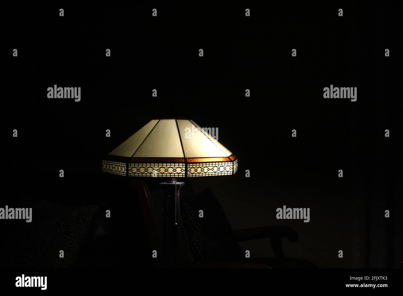 Veilleuse Vintage détaillée dans une pièce sombre. Filigrane de pierre. Copier l'espace Banque D'Images