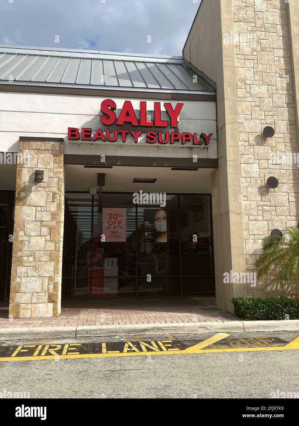 À l'extérieur du magasin, à l'entrée de Sally Beauty Supply, à Davie, en Floride Banque D'Images