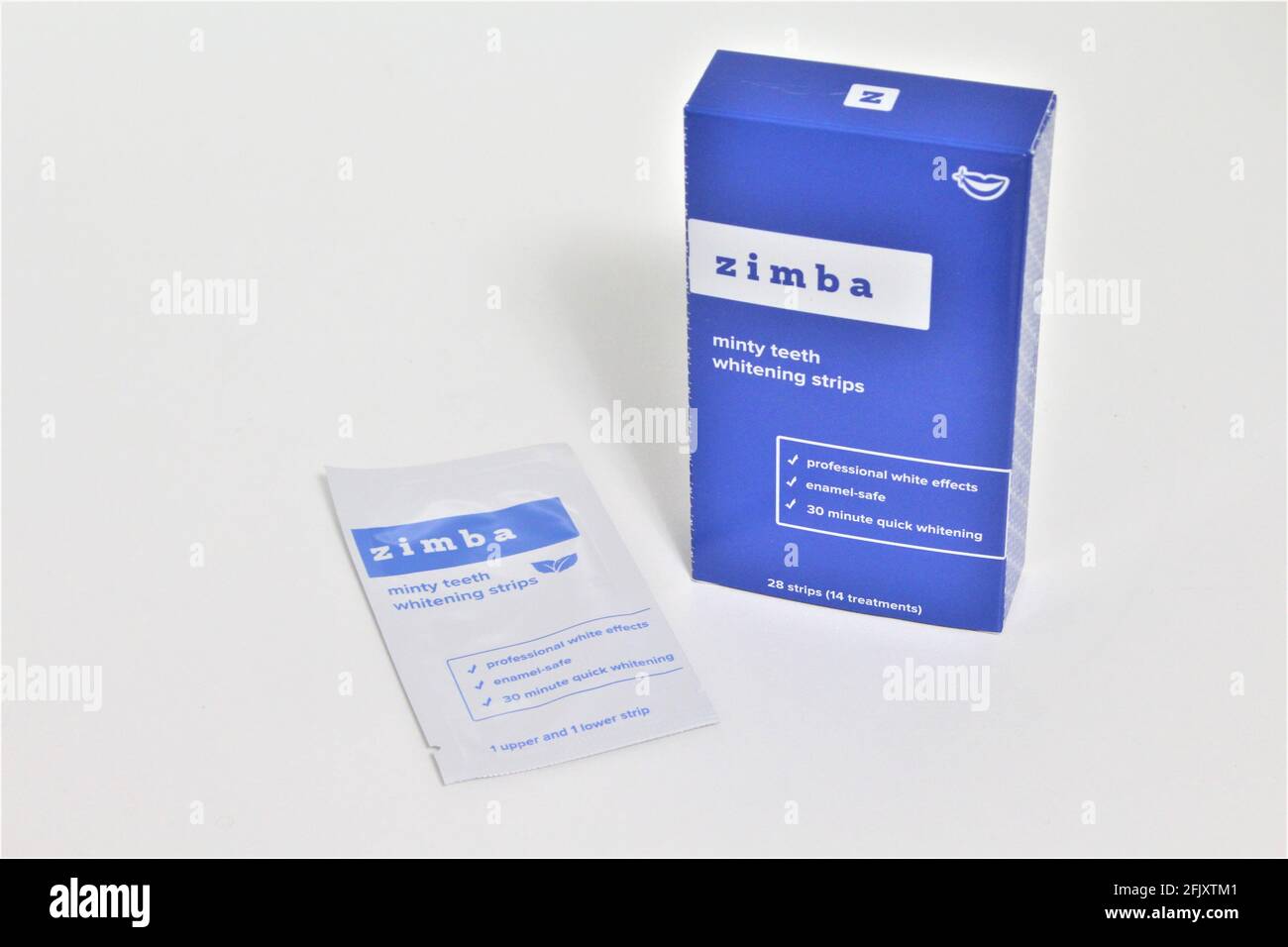 Zimba dents bandes de blanchiment dans une boîte bleue, isolée sur un fond blanc. Banque D'Images