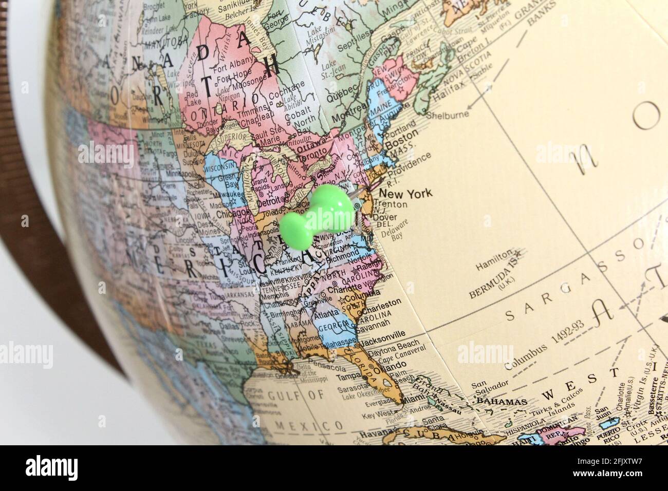 Globe zoomé montrant un point d'épingle sur l'état de New York. Banque D'Images